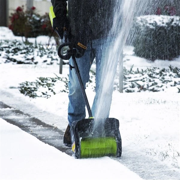 Greenworks Pro Cordless Pusher Snow Shovel with Battery - 12-in - 80 volts 2 Greenworks Pro Cordless Pusher Snow Shovel with Battery - 12-in - 80 volts - Image 2