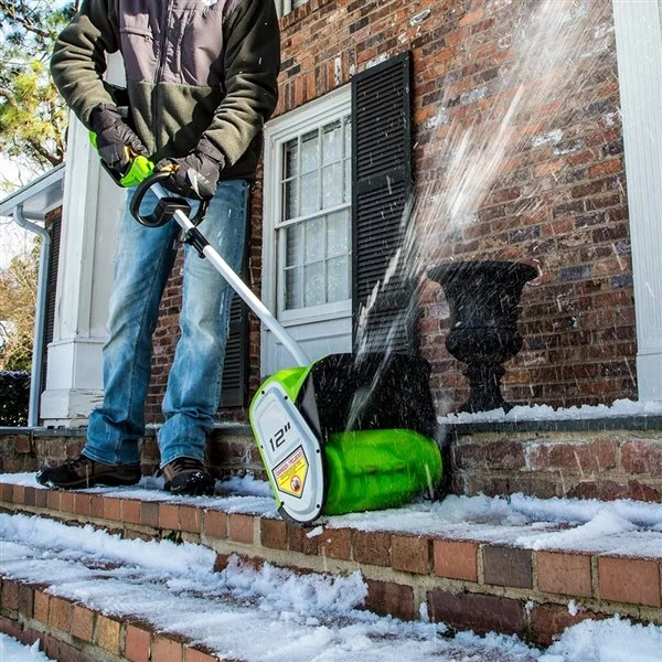 Greenworks Cordless Pusher Snow Shovel - 12-in - 40 volts 4 Greenworks Cordless Pusher Snow Shovel - 12-in - 40 volts - Image 4